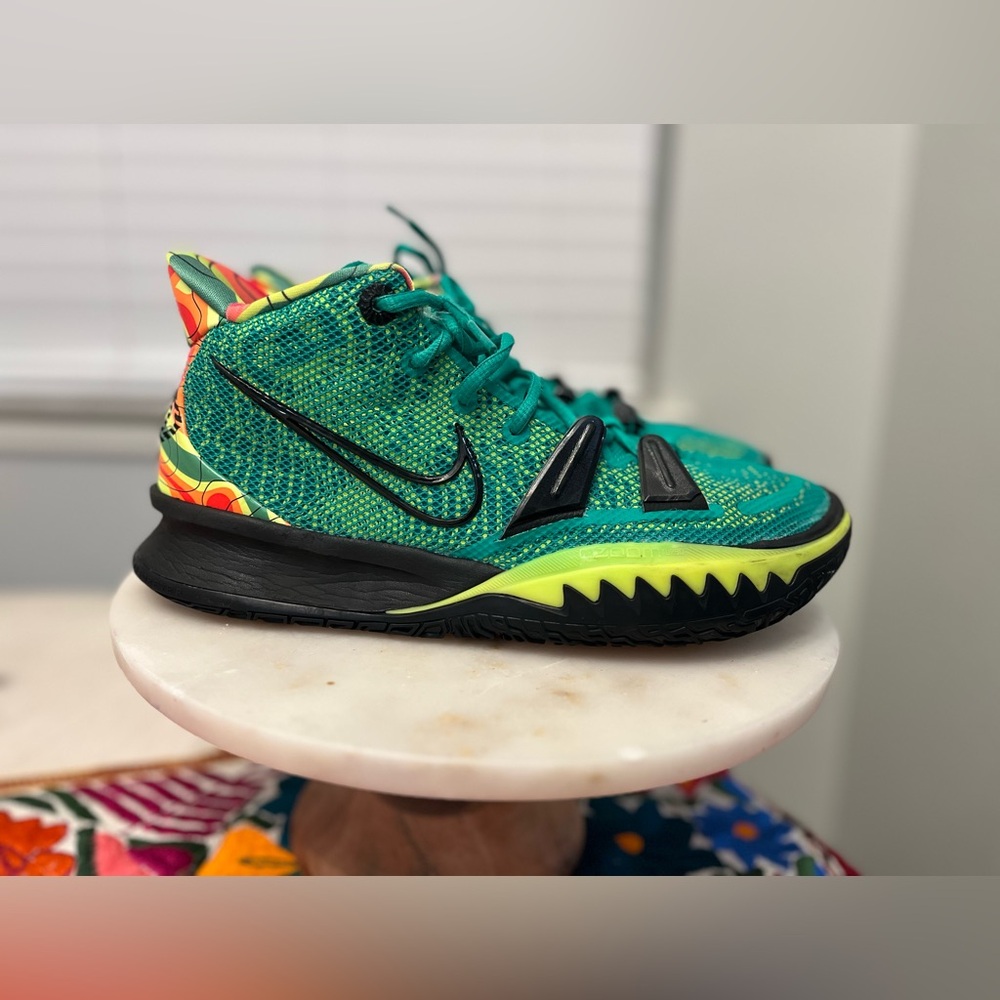 Nike Kyrie 7 weatherman sz8.5 M